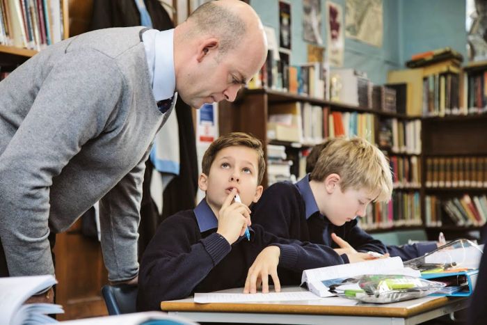 chicos en clase de internado solo de chicos