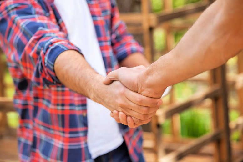 formas de saludar en el mundo