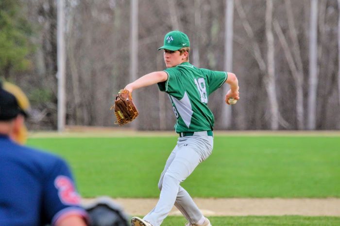 chico jugando a baseball