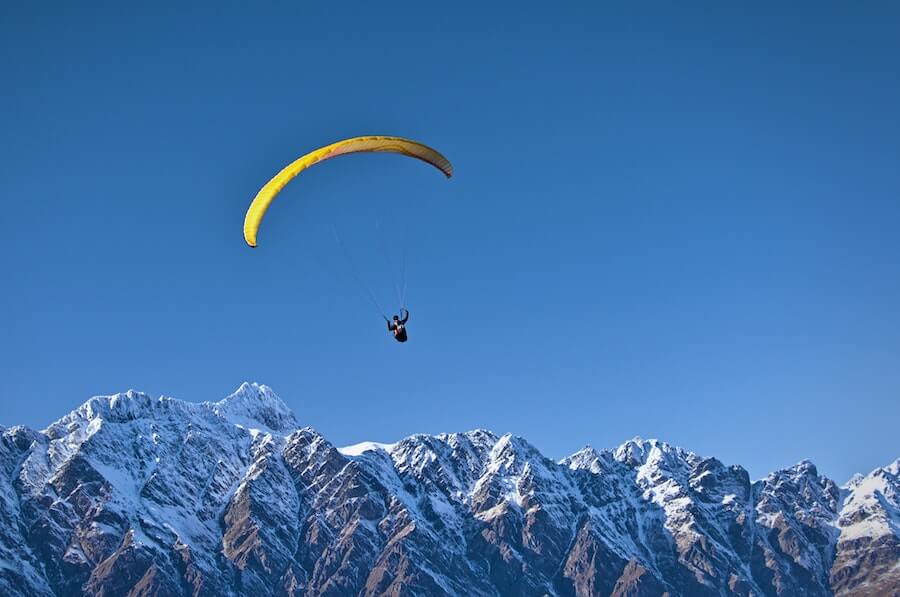 paragliding sobre montañas