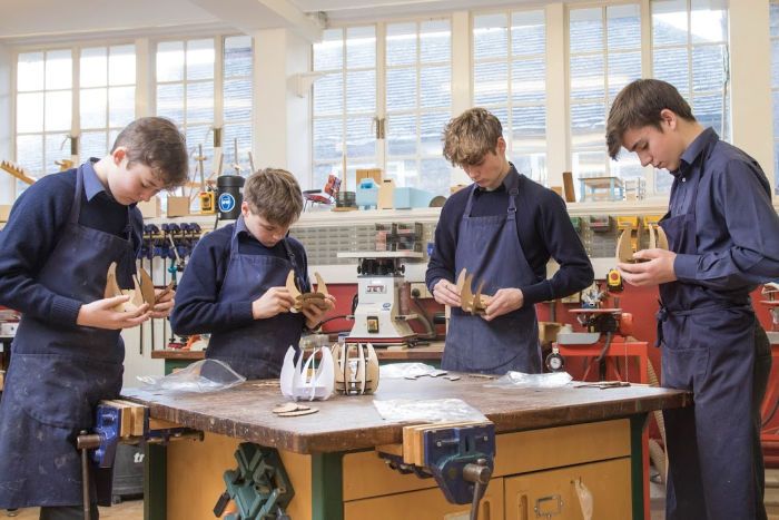 chicos en un taller de un internado